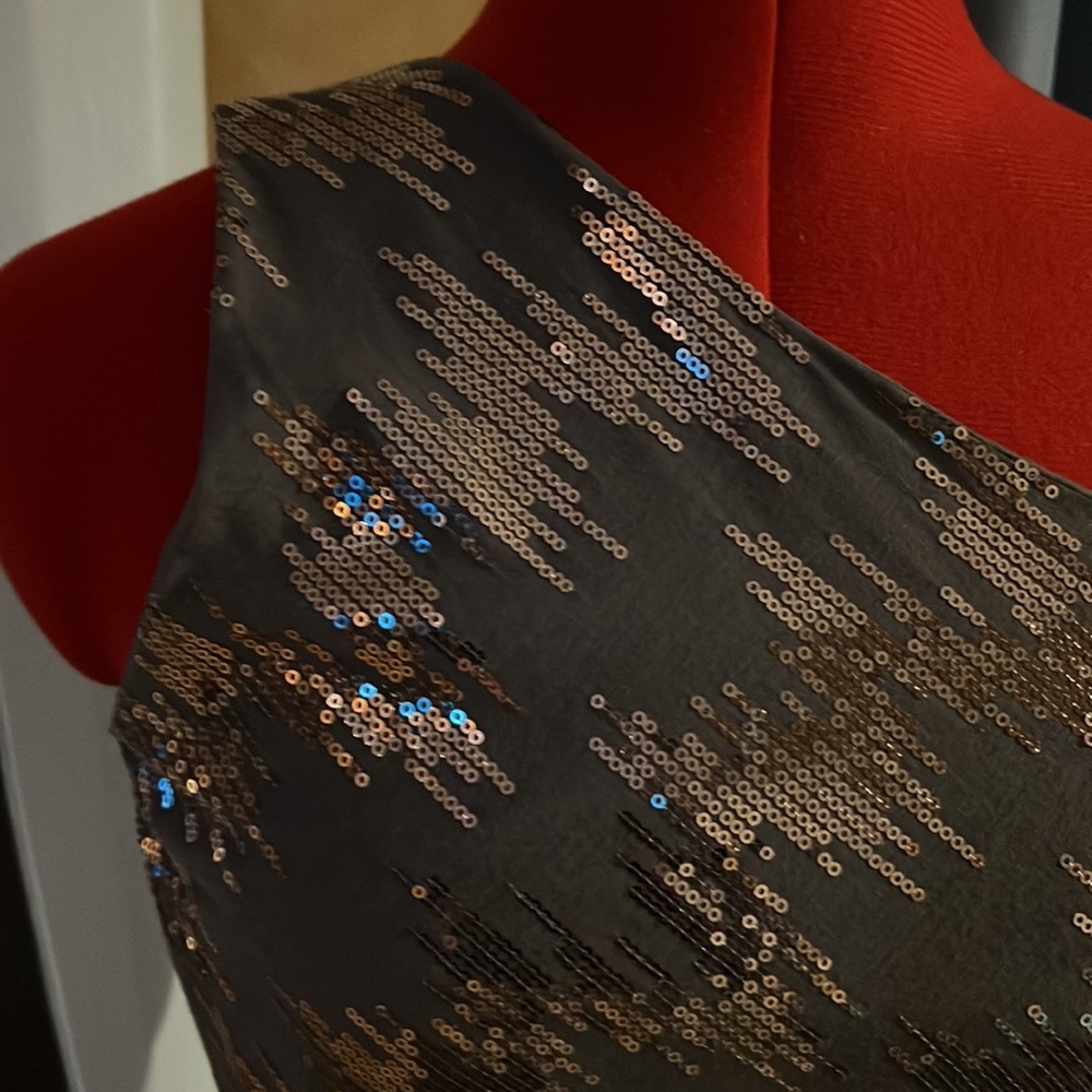 One sided tank top gray with rose gold pattern on front. - Picture 2 of 5